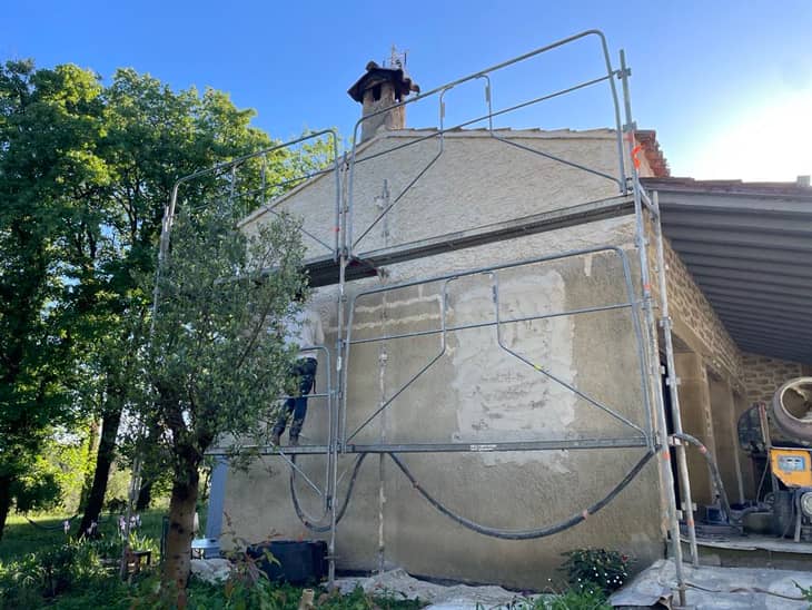 Application de pigment naturel pour enduit imitation pierre à Saint Alexandre (30)