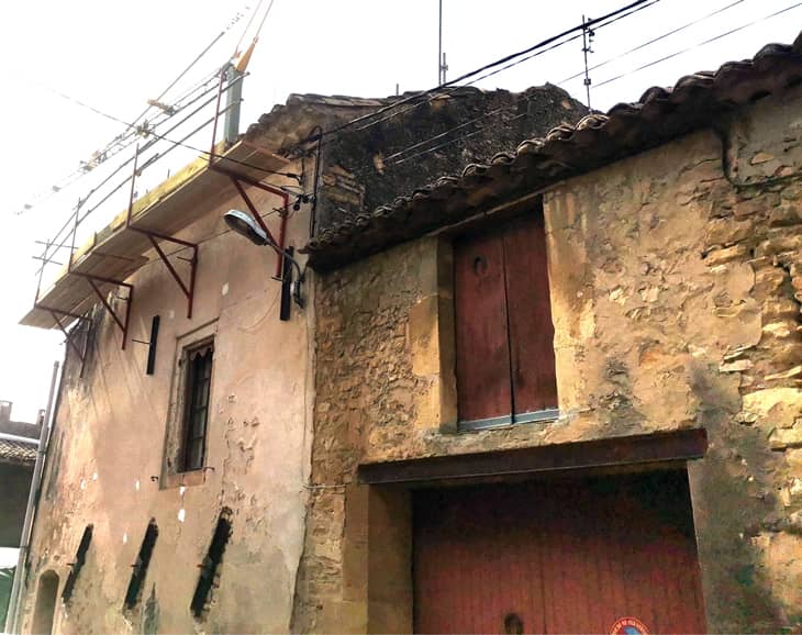Travaux de rénovation d'une ancienne faáde rejointoiement pierre à Saint Alexandre (30)